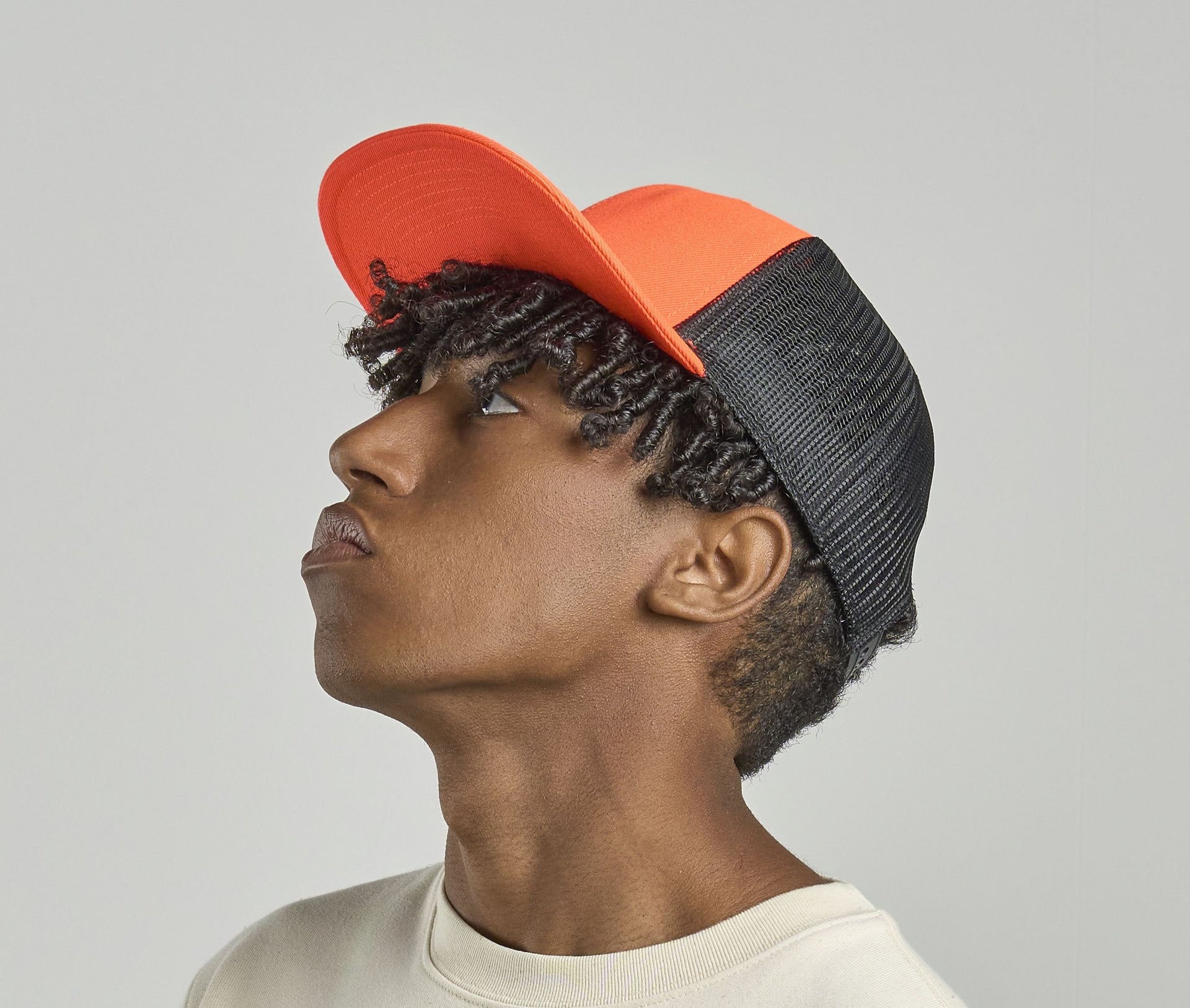 Casquette visière plate style trucker