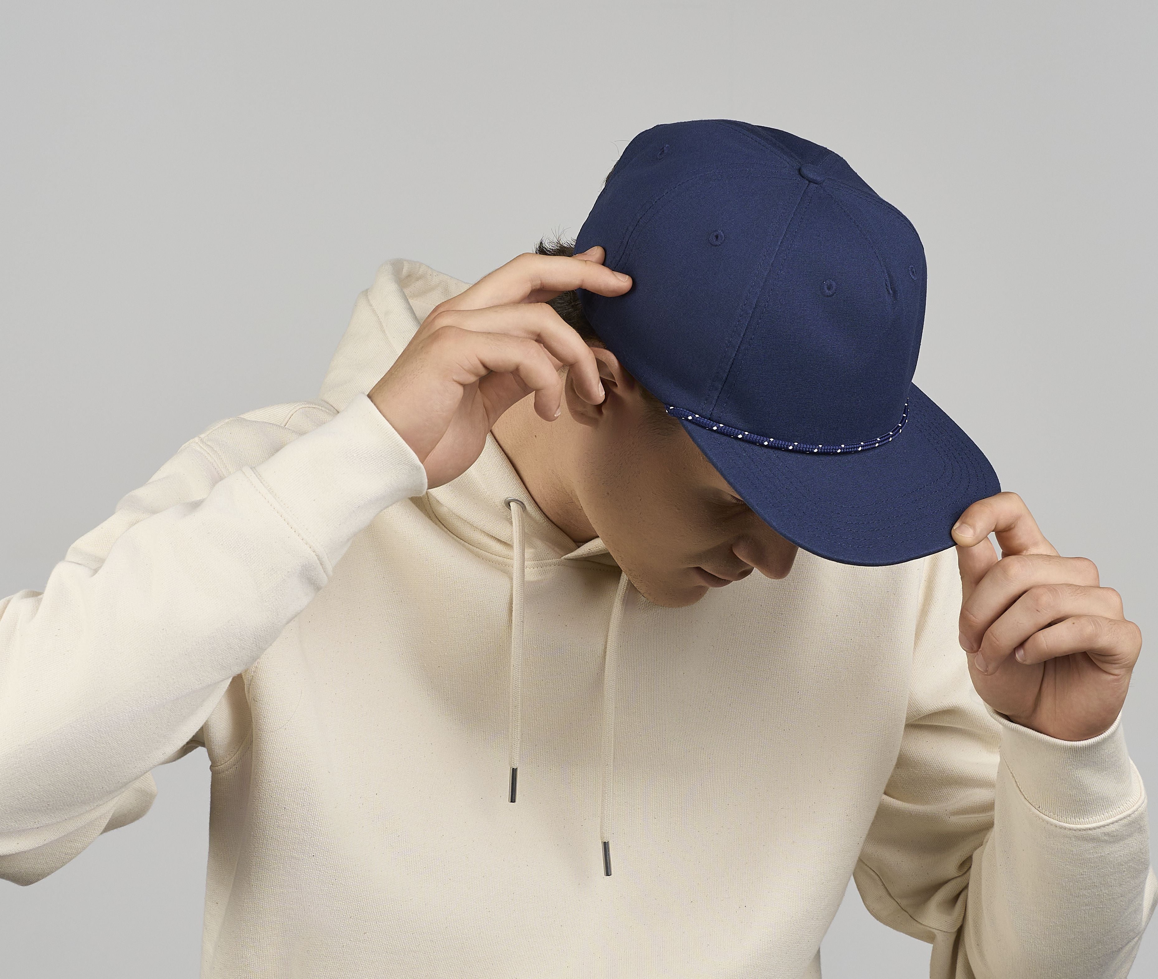 Casquette visière plate avec liseré
