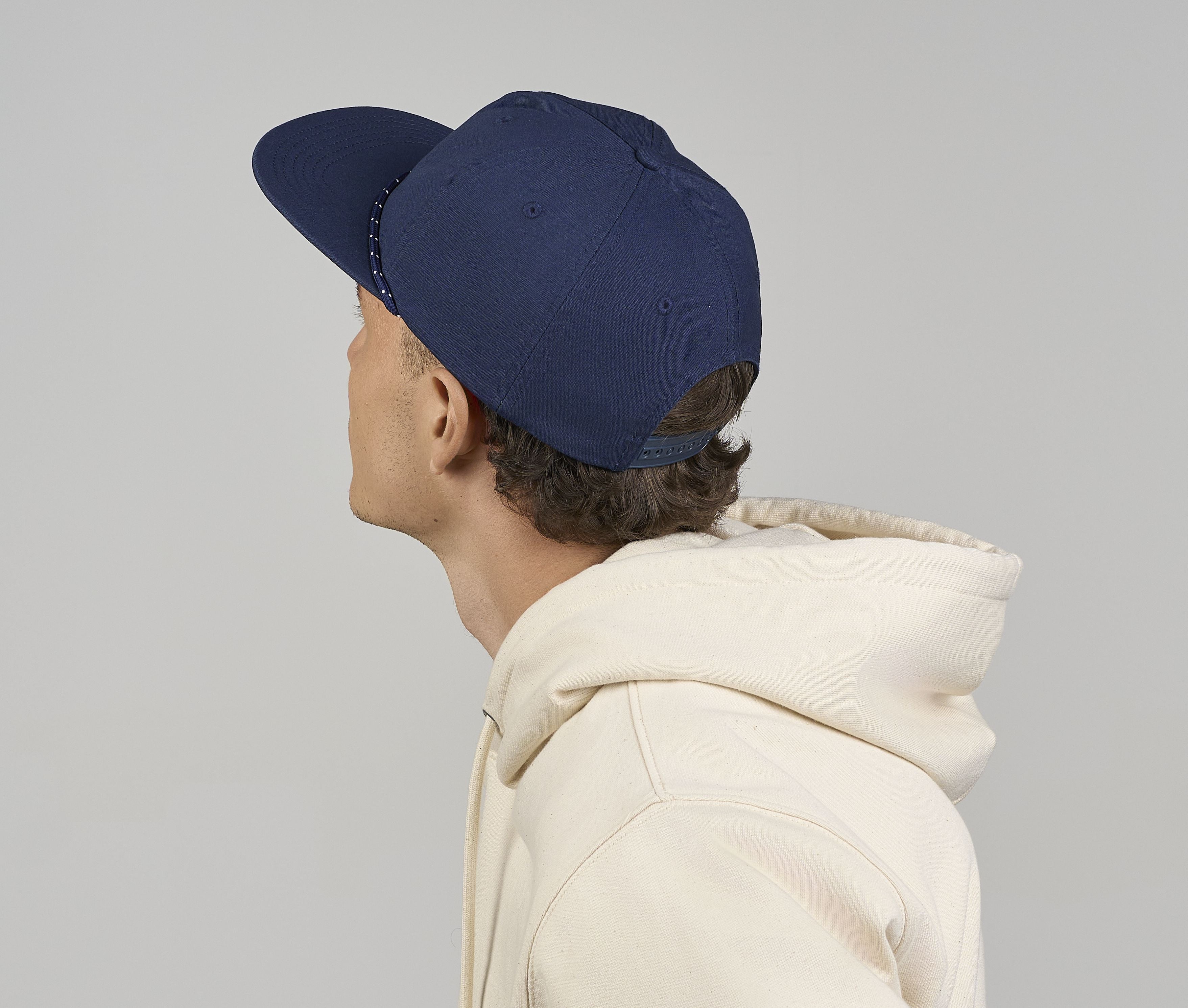 Casquette visière plate avec liseré