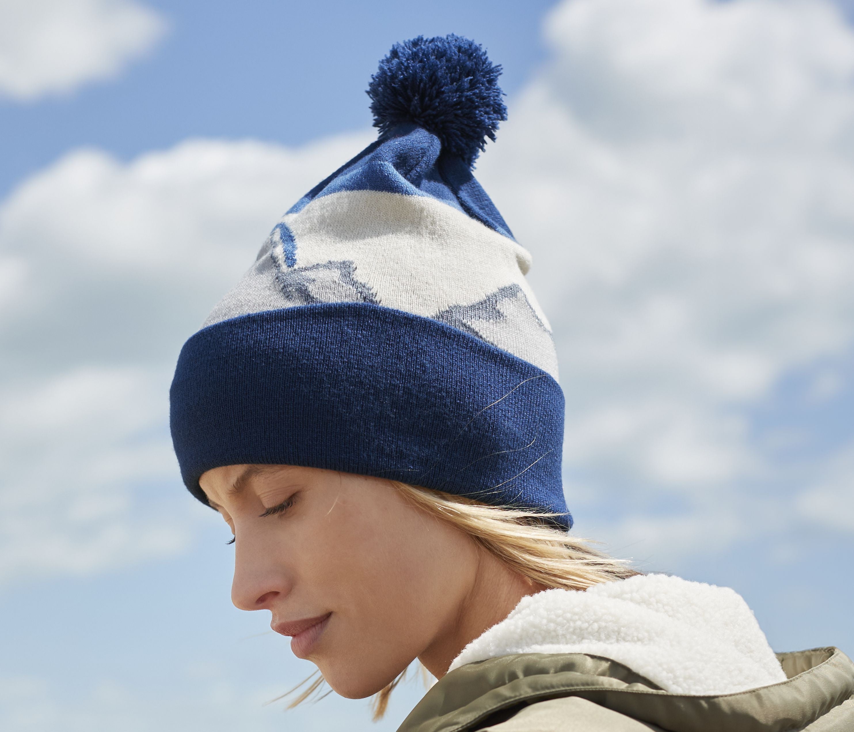 Bonnet avec pompon Mountain Peaks