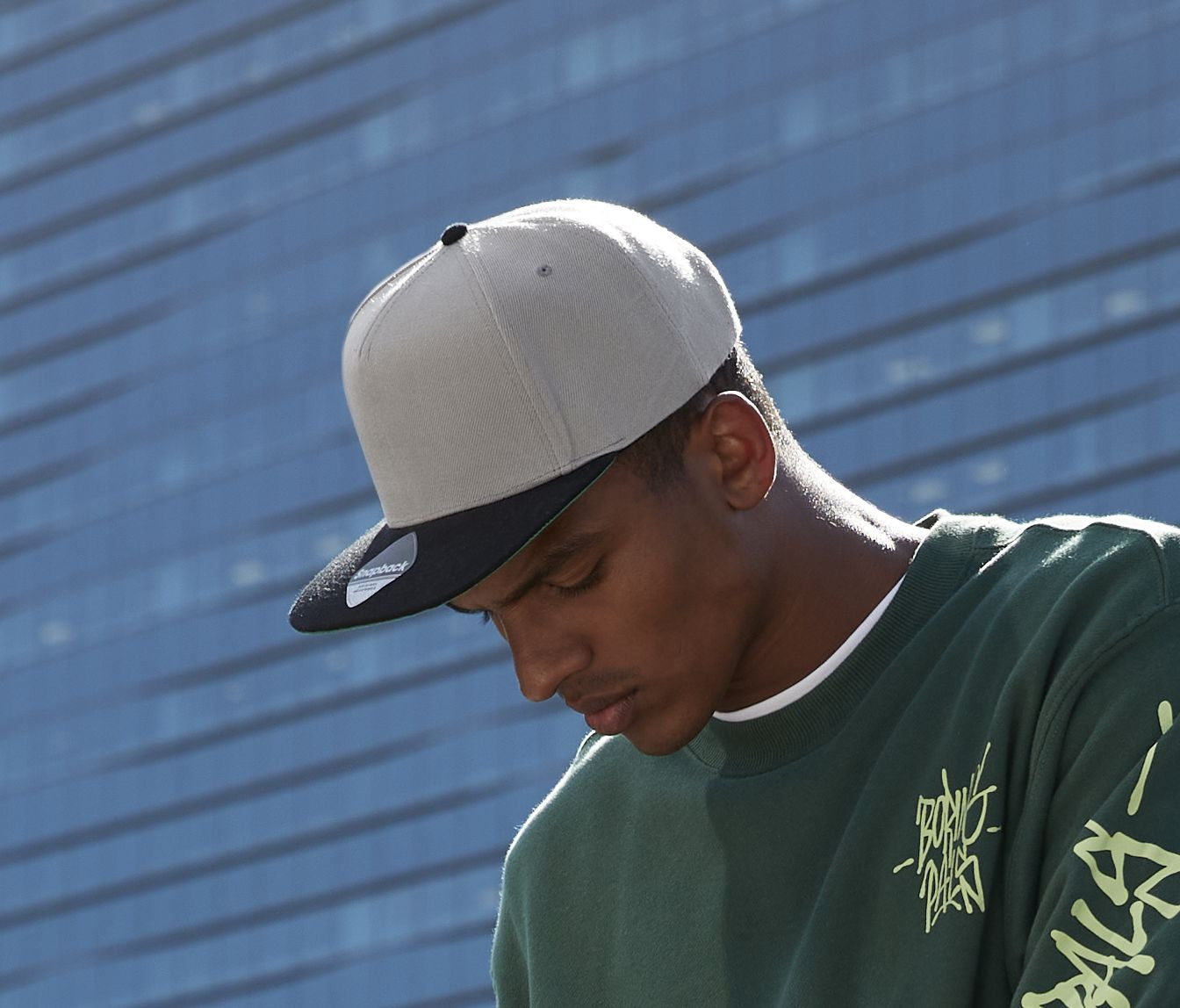 Casquette style rappeur avec visière contrastée