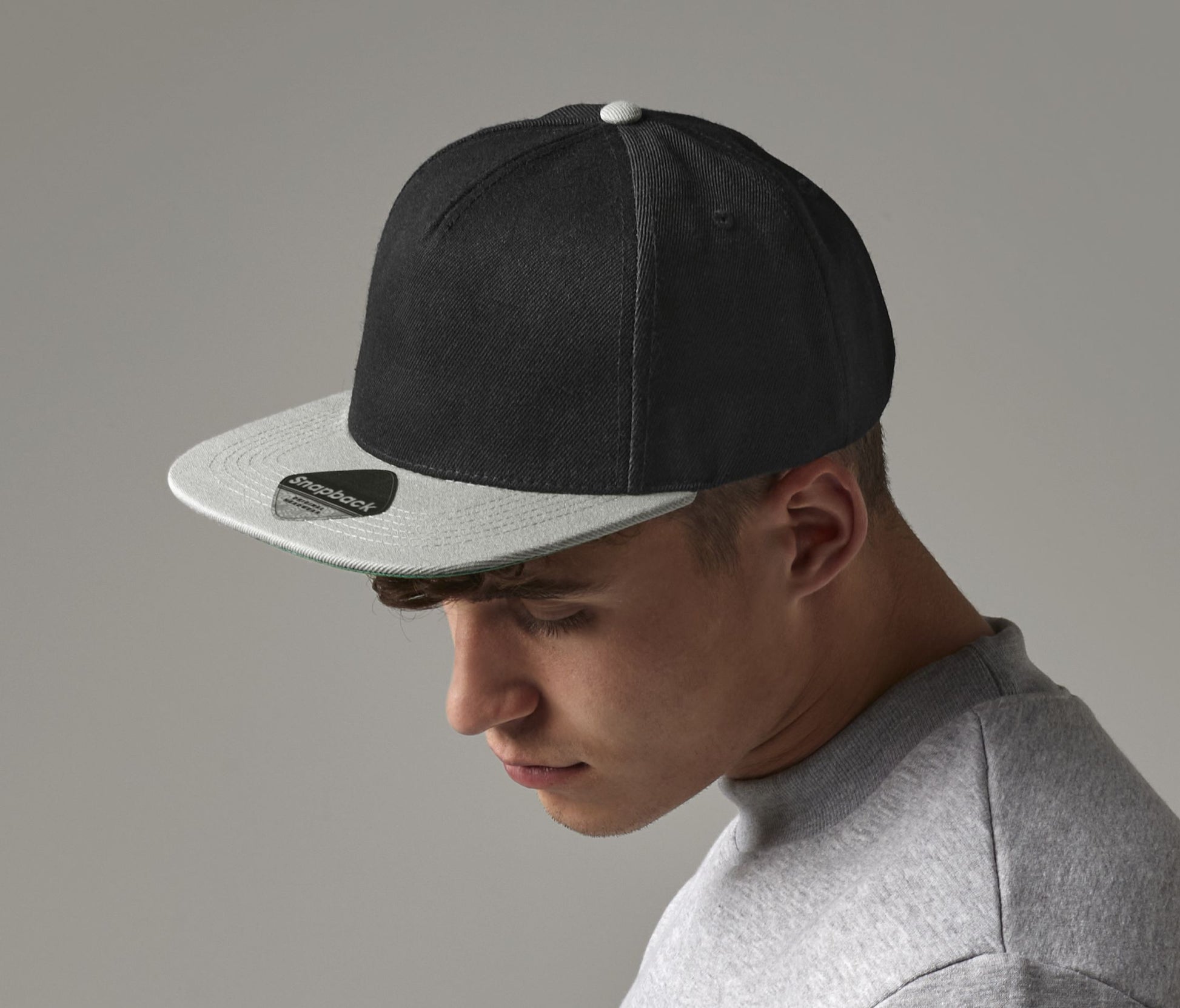 Casquette style rappeur avec visière contrastée