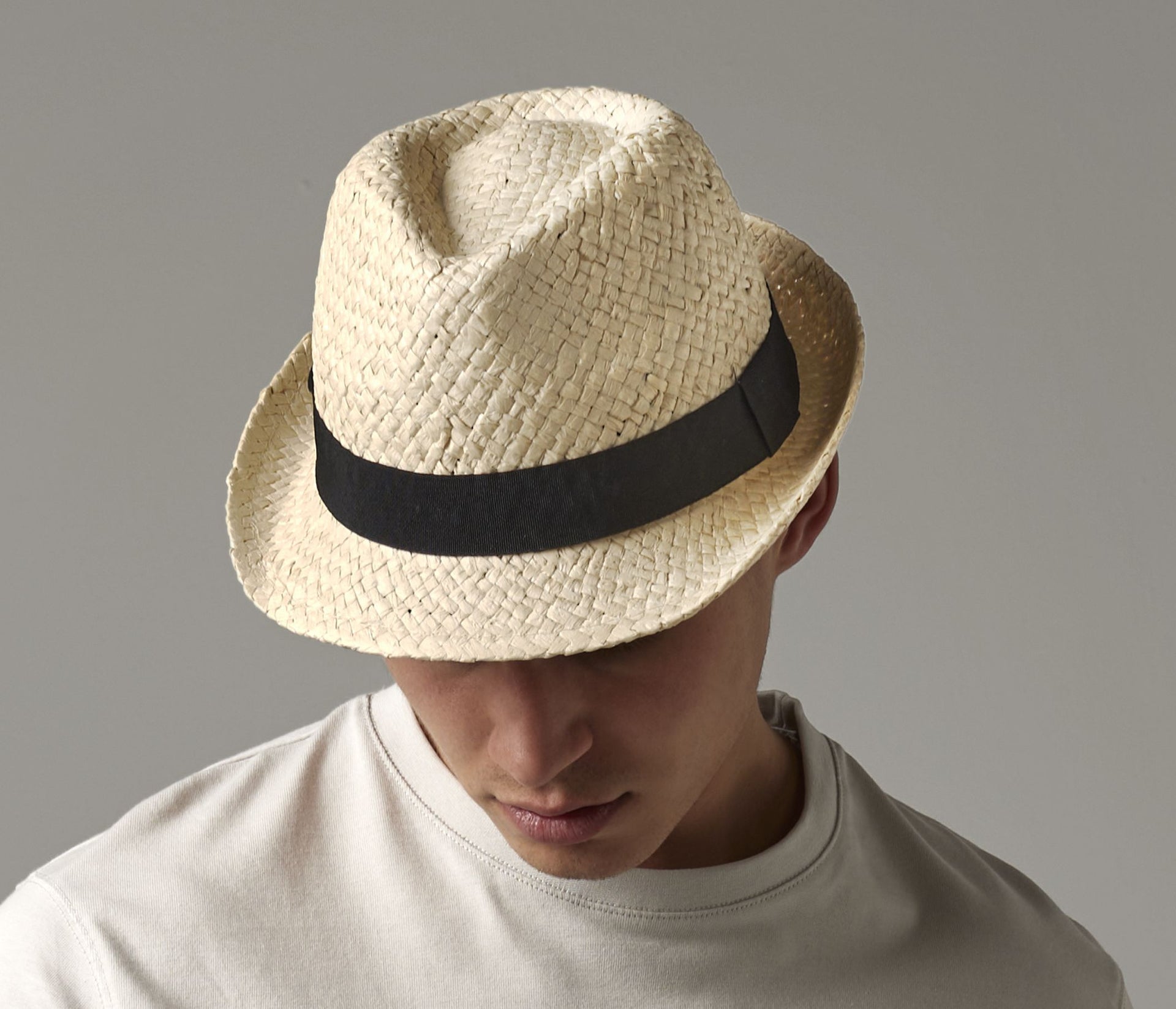 Chapeau en papier tressé imitant la paille