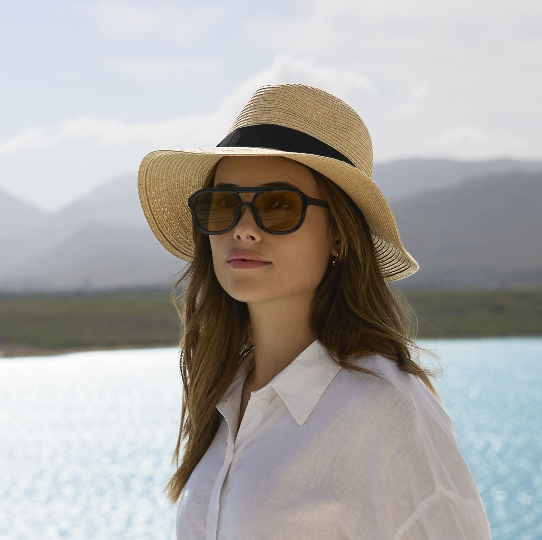Chapeau en papier tressé imitant la paille