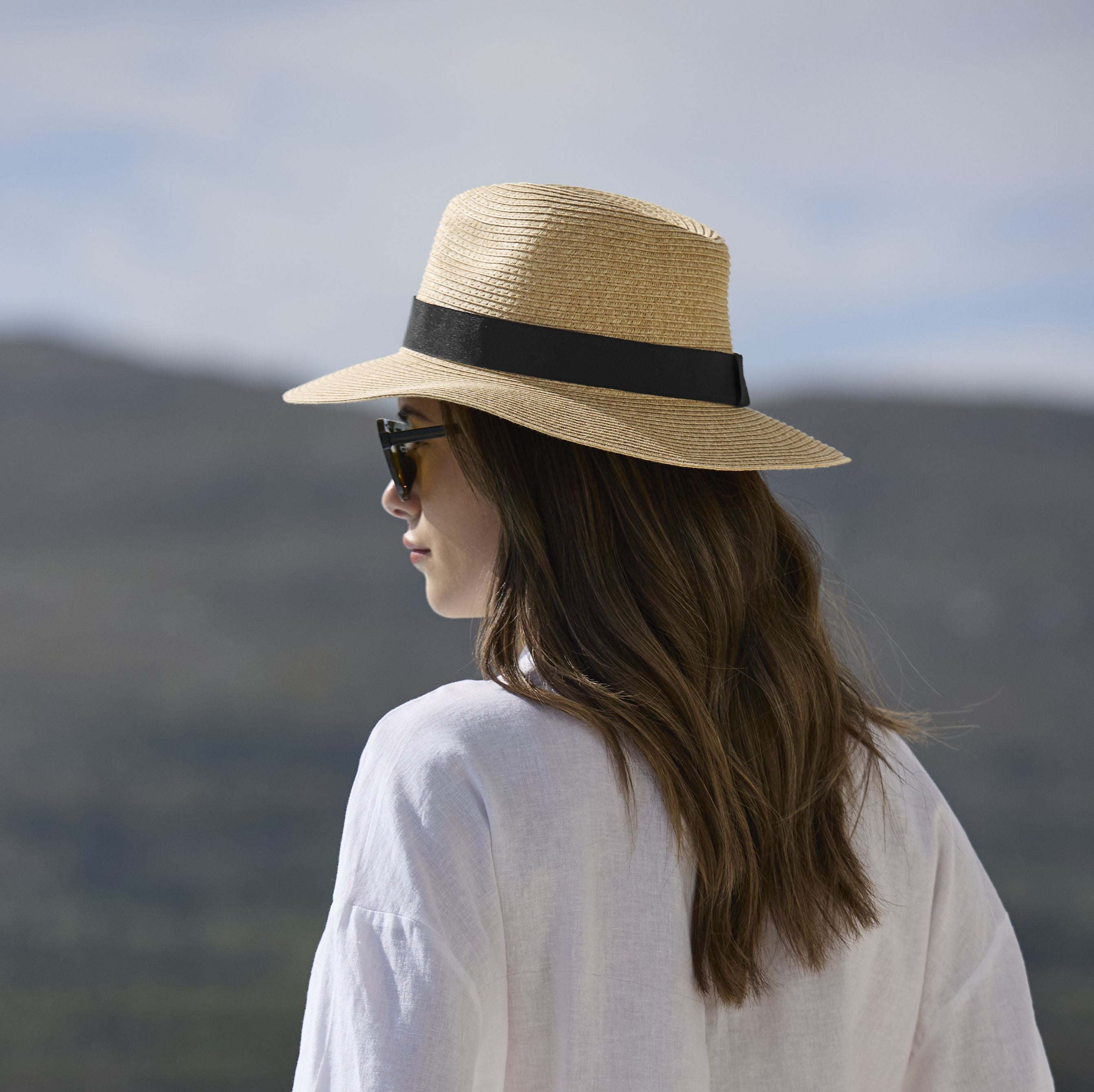 Chapeau en papier tressé imitant la paille