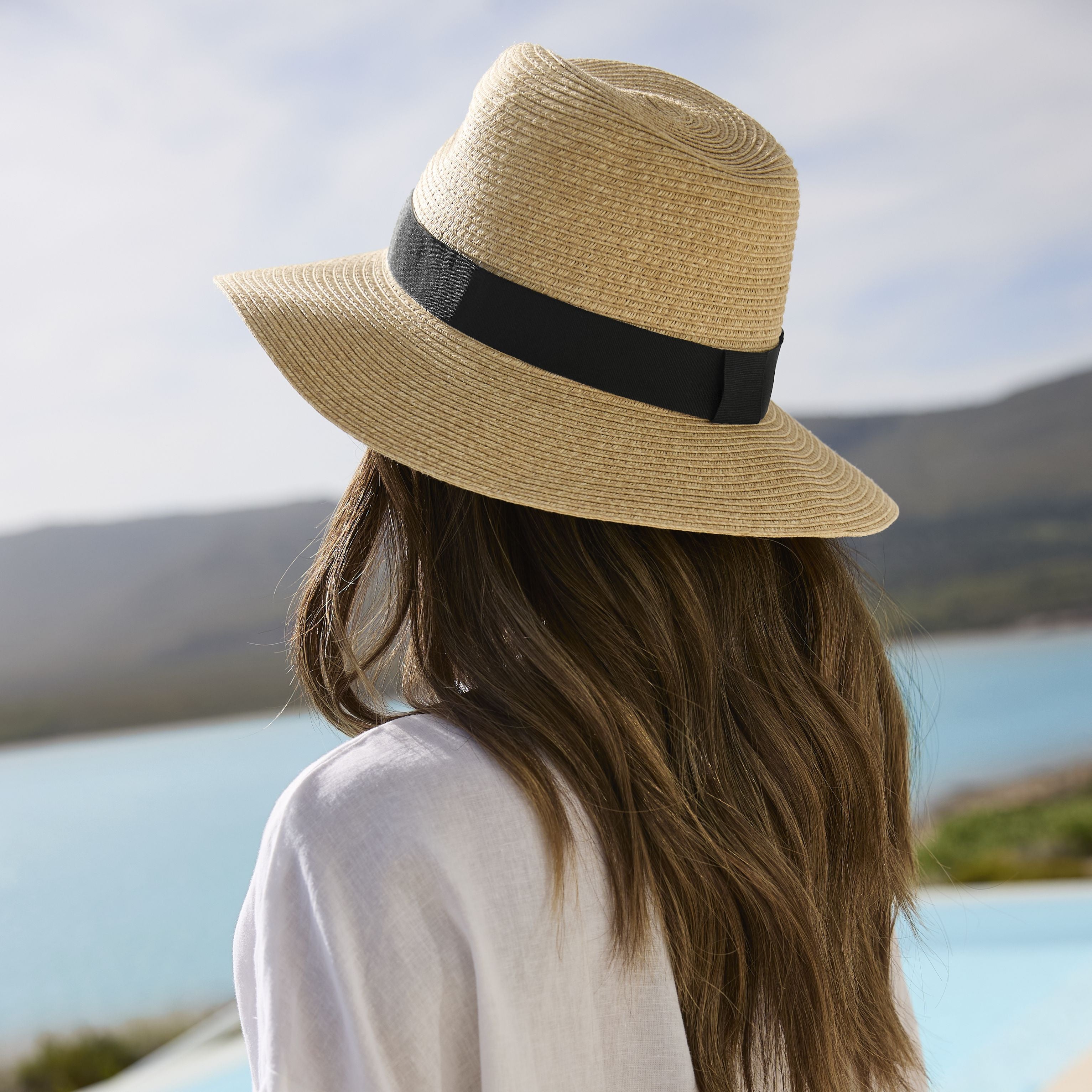 Chapeau en papier tressé imitant la paille