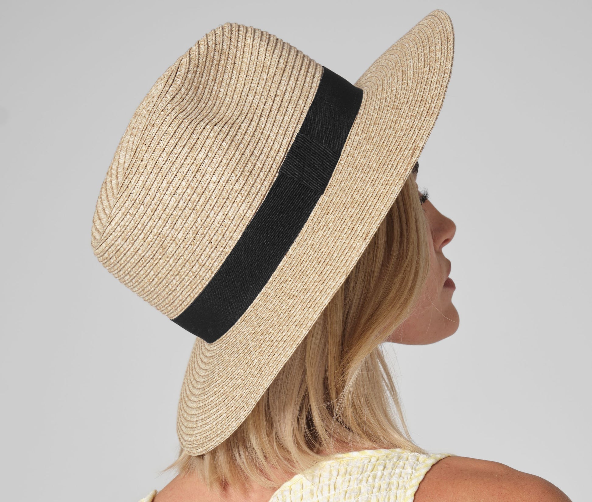 Chapeau en papier tressé imitant la paille