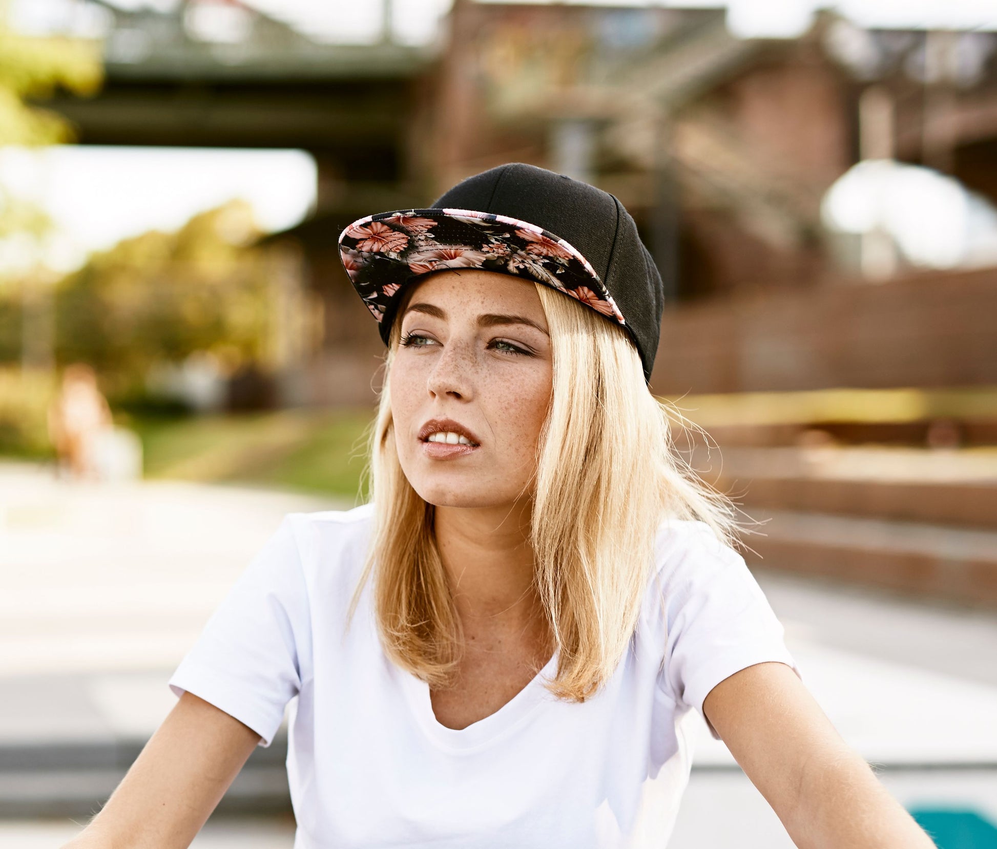 Casquette snapback motif fleuri