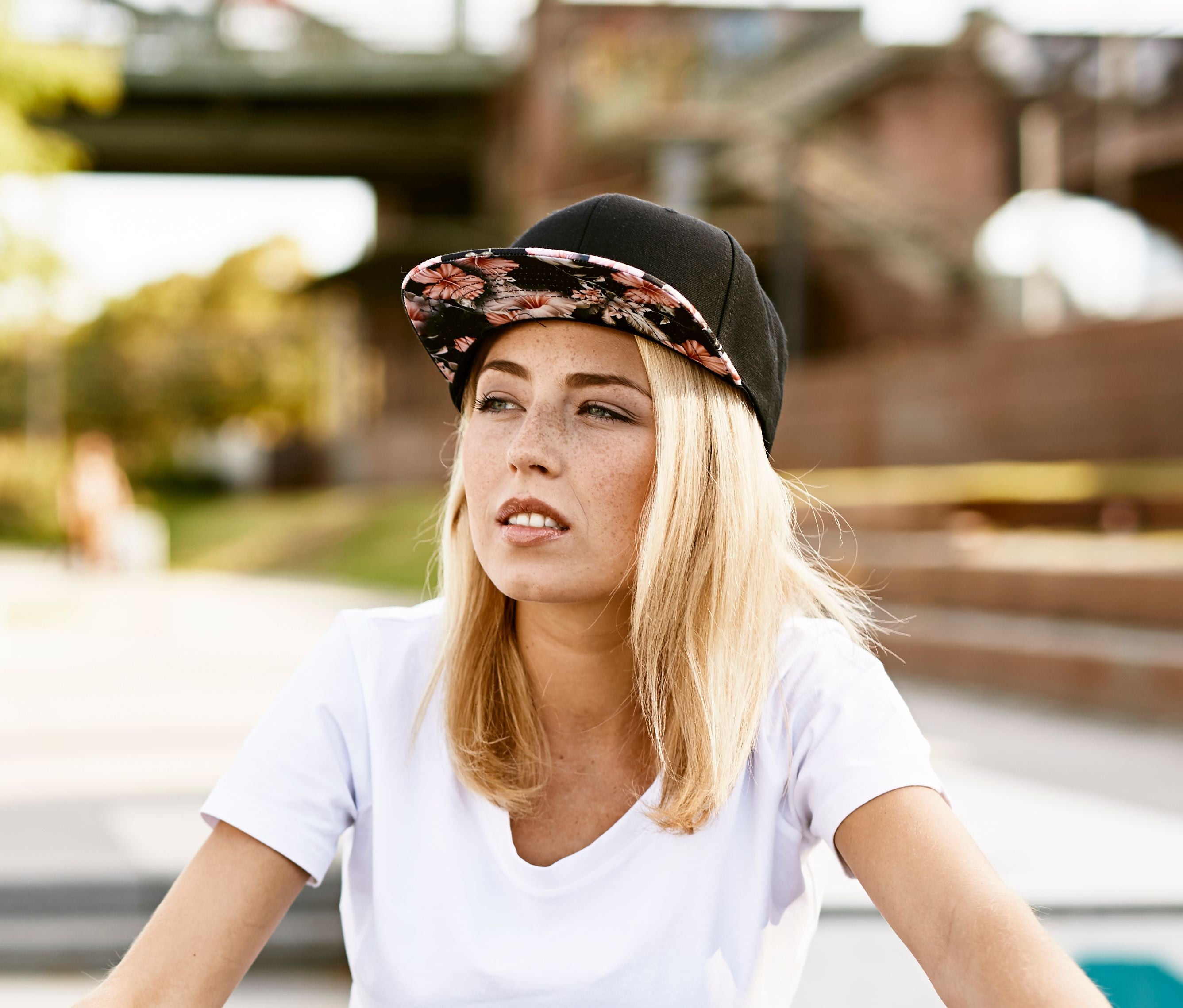 Casquette snapback motif fleuri