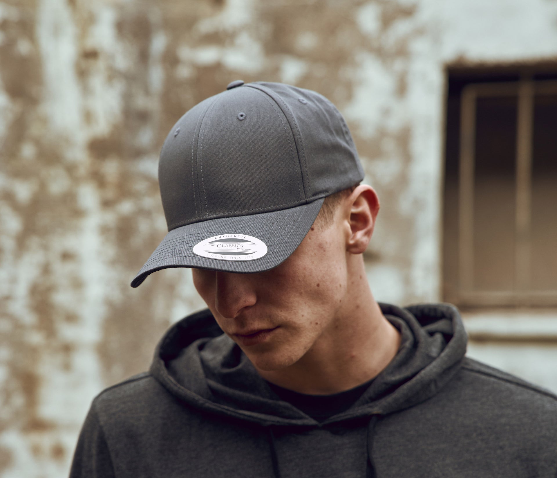 Casquette snapback visière incurvée
