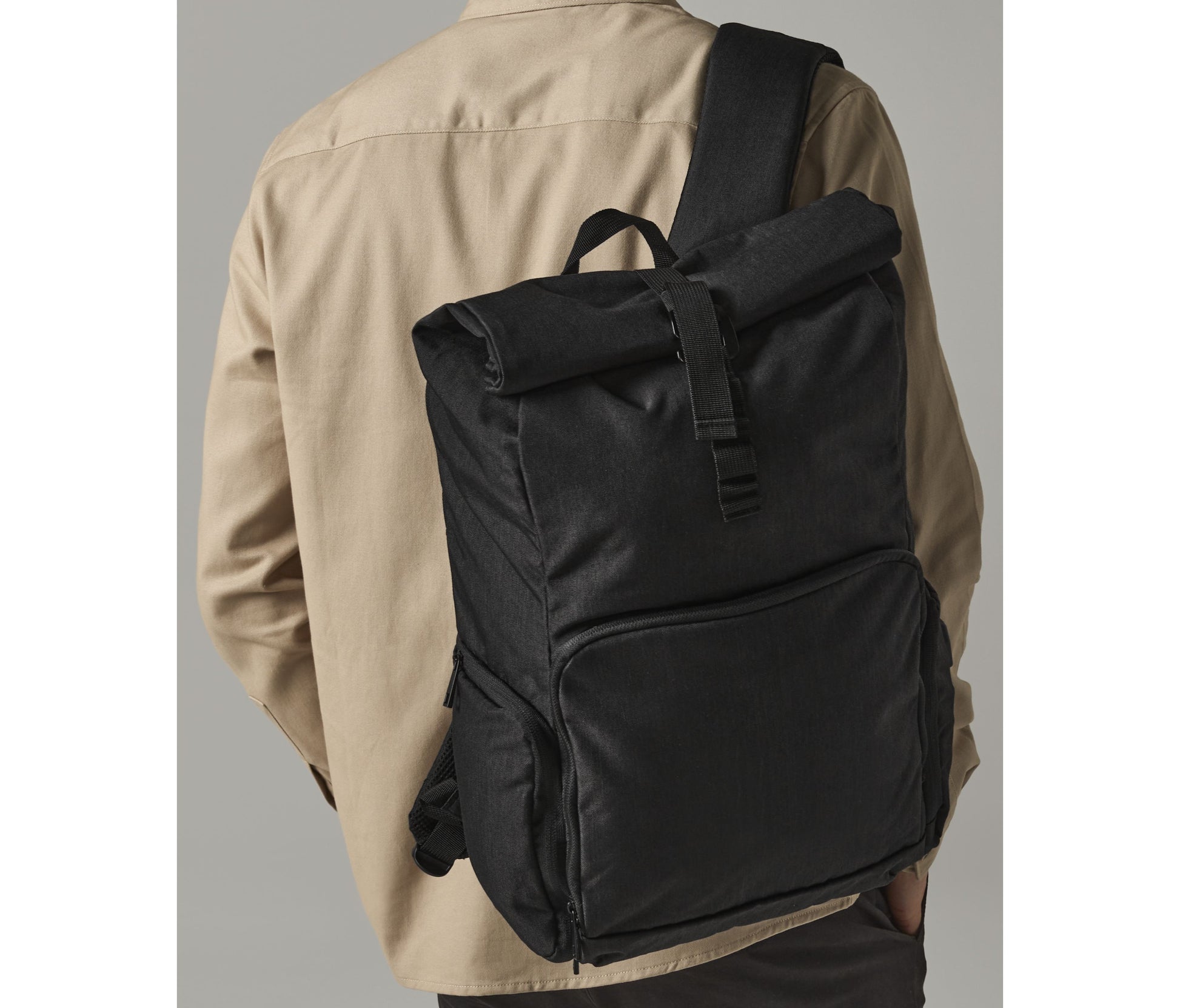 Sac à dos avec rabat enroulable et chargeur Q-Tech