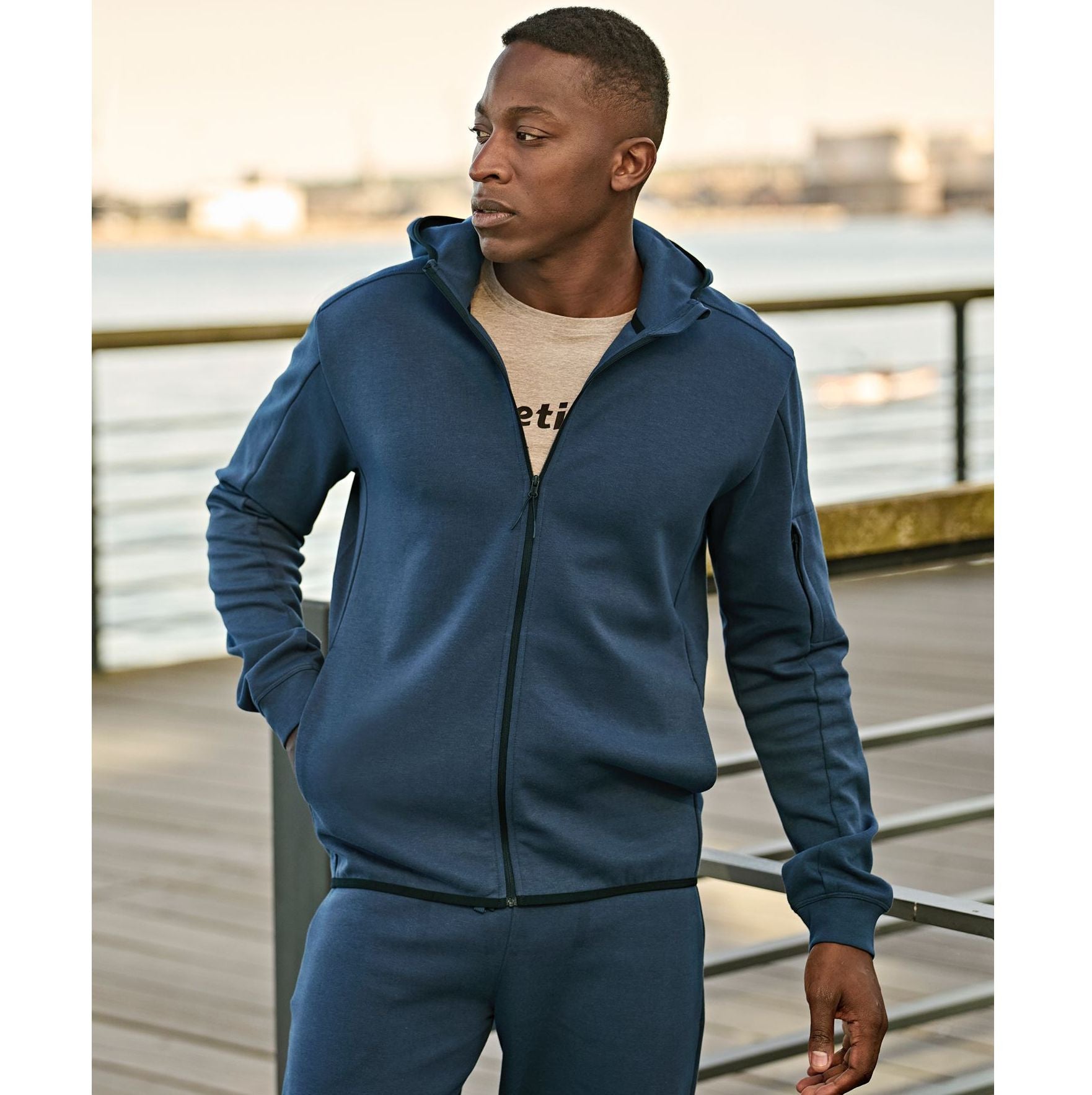 Sweat de sport à capuche zippé