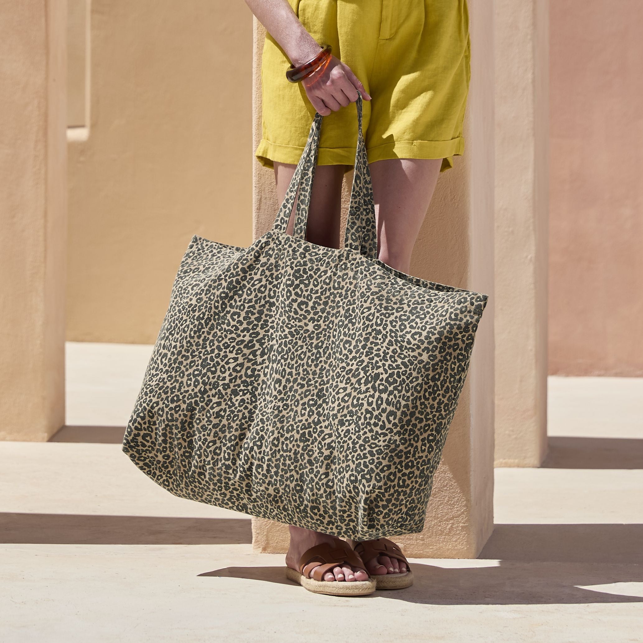 Sac shopping grand volume léopard